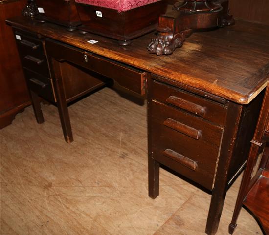 An oak office desk(-)